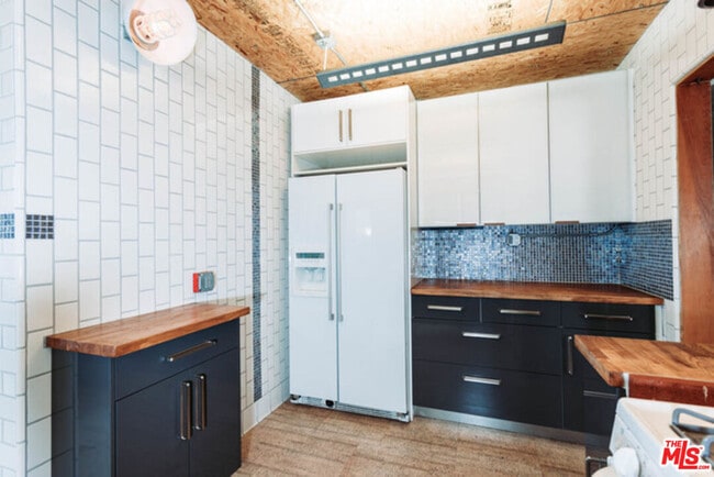 Building Photo - 10961 Strathmore Dr