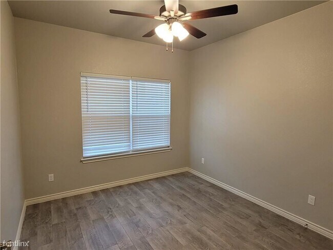 Building Photo - 3 br, 2 bath Duplex - 615 County Road 306 A A