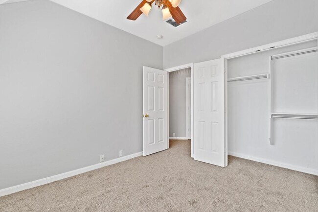 Building Photo - 10724 Thoroughbred Dr