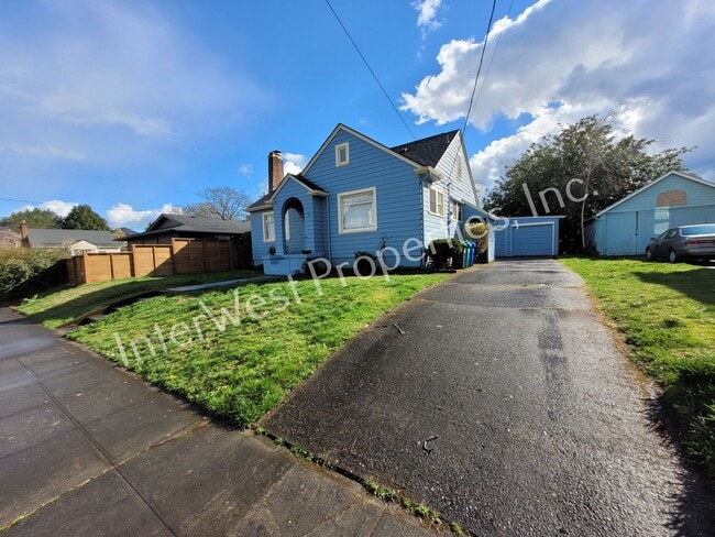Building Photo - ADORABLE 2 BEDROOM HOUSE IN NORTH PORTLAND WITH LARGE BACK YARD & 2 CAR GARAGE!