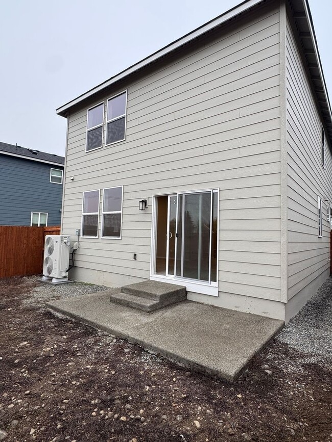 Building Photo - 4 Bed 2.5 Bath Home with Community Amenities