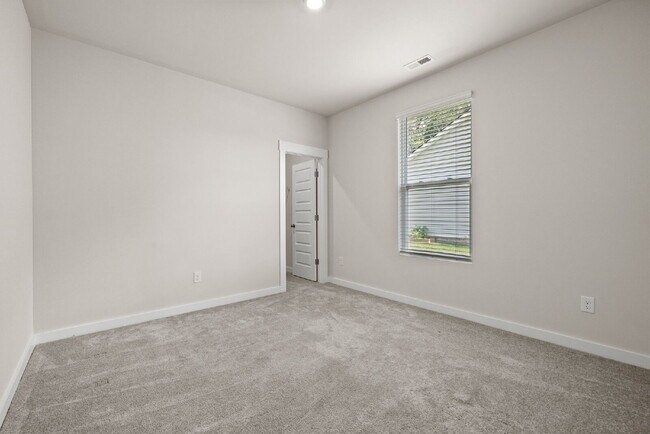 Building Photo - Spacious, Modern Ranch in Rossview!