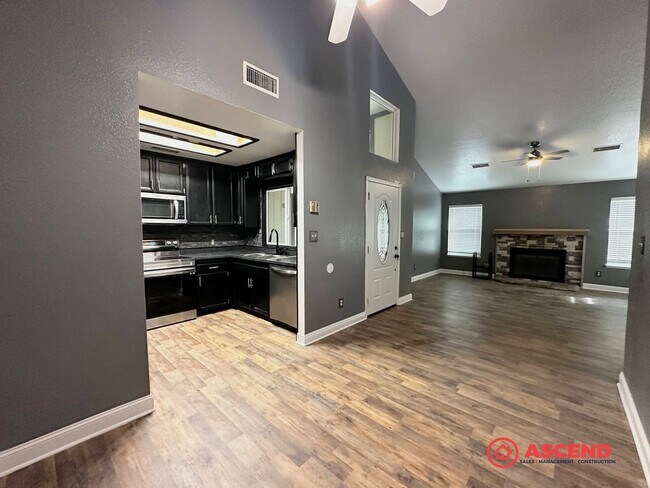 Building Photo - Charming Condo Located in HOA!