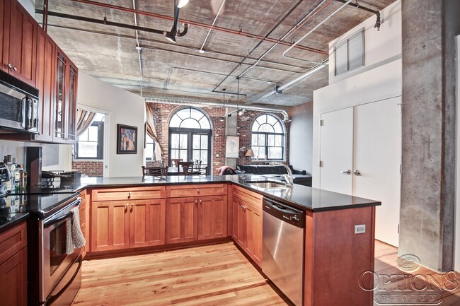 Building Photo - Heart of Buckhead Loft