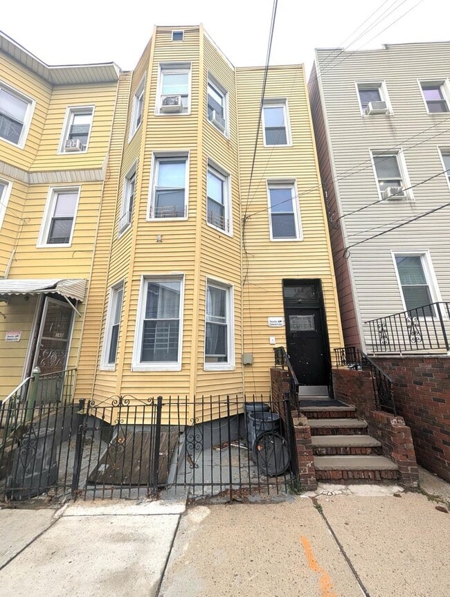 Building Photo - 146 Hopkins Ave