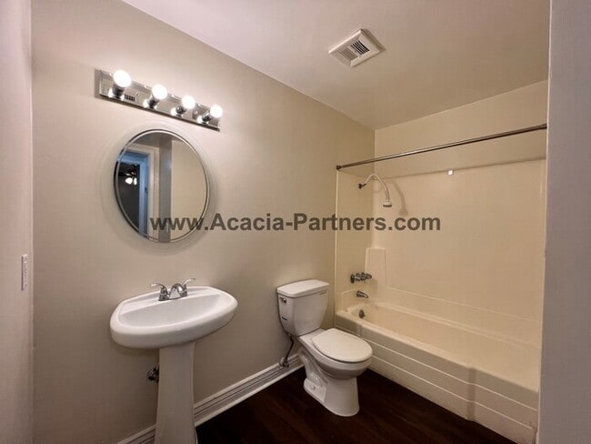 Building Photo - One Bedroom Condo