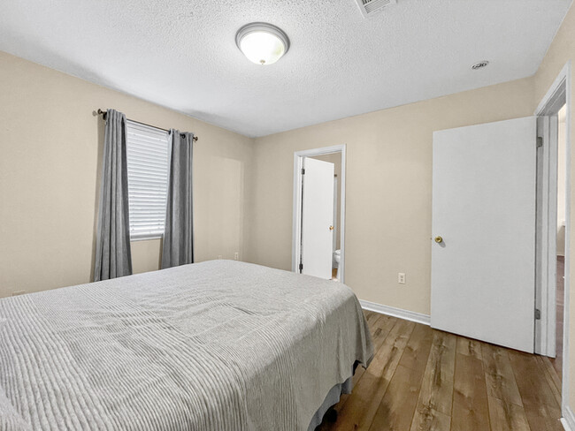 Building Photo - Spacious home featuring multiple bedrooms ...