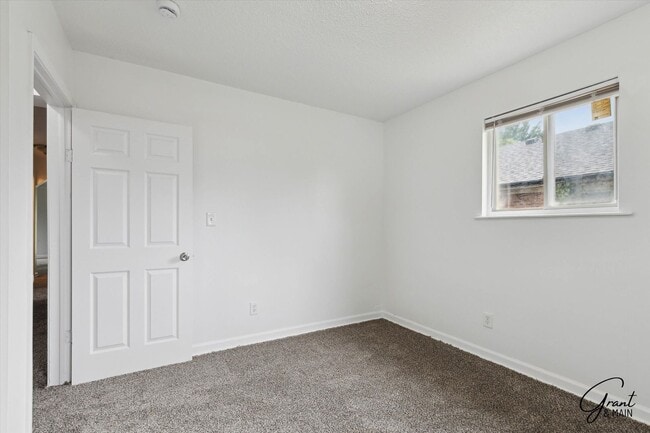 Building Photo - $1250 4 bedroom