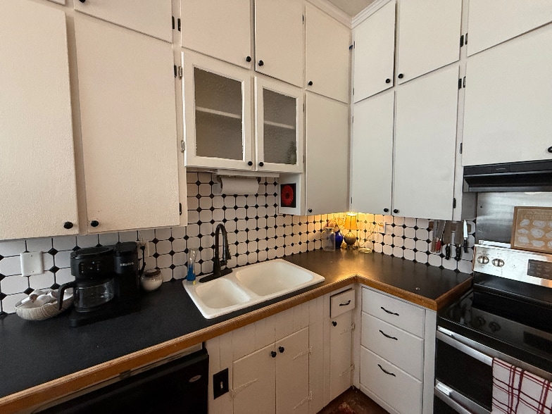 Building Photo - 940 S Cedar St