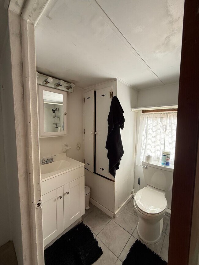 Building Photo - Charming One-Bedroom Cottage on 60-Acre Farm