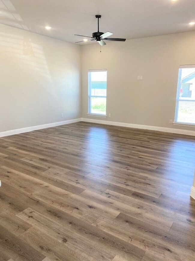 Building Photo - Beautiful Home located in Shannon Creek