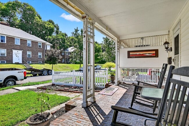 Building Photo - OPEN HOUSE on Sunday Feb 15th from 12 - 2 PM  Turn-key Ready 3 BR 1 BA in Newburgh, NY -$2950