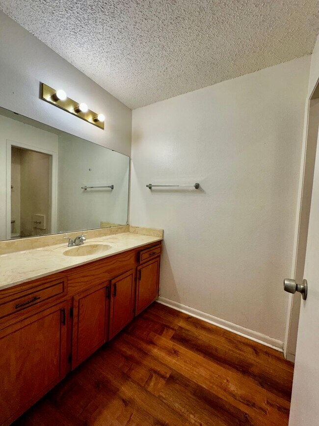 Building Photo - Bowie Trust-Mack Hollimon Duplex