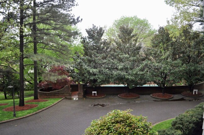 Building Photo - 700 Bishops Park Dr