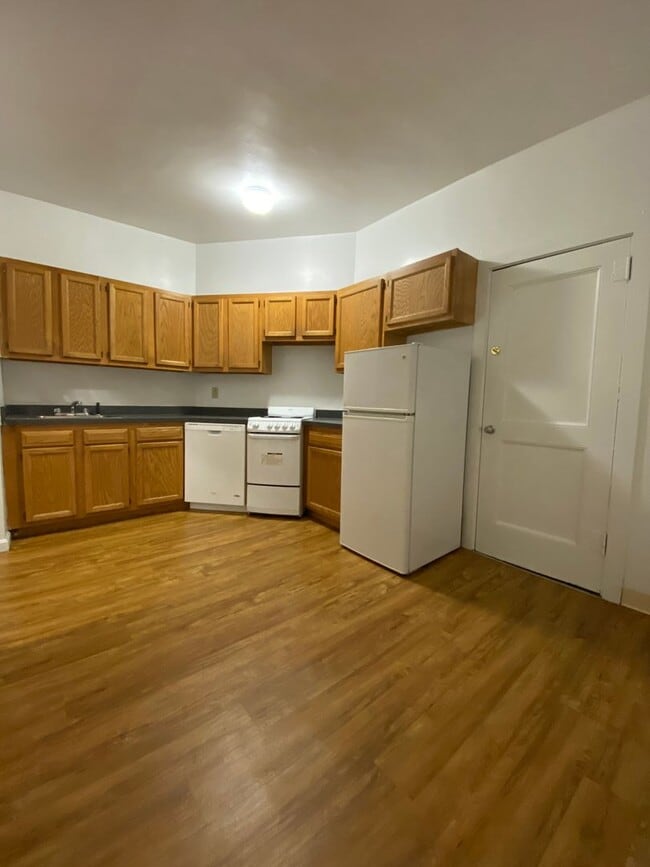 Building Photo - 1595 Beacon St