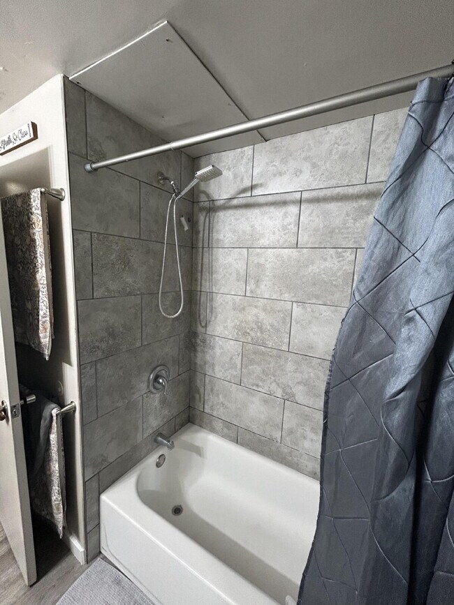 Building Photo - "Charming 2-Bed Oasis with 900 Sq Ft of Comfort in Washington Terrace!"