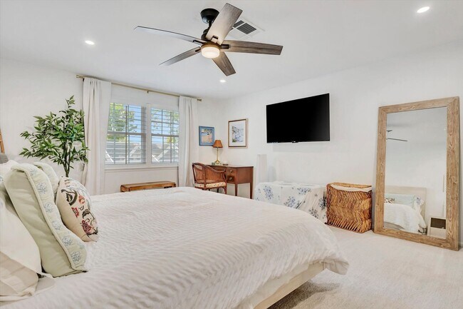 Building Photo - Luxury 5 Bed/4 Bath Pool Home on a Golf Course in Central Sarasota