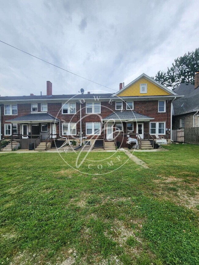 Building Photo - 2 bed 2 story townhouse! Individual baseme...