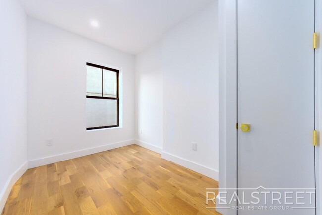 Building Photo - Stunning 3 bed 3 Bath with WD in unit and ...