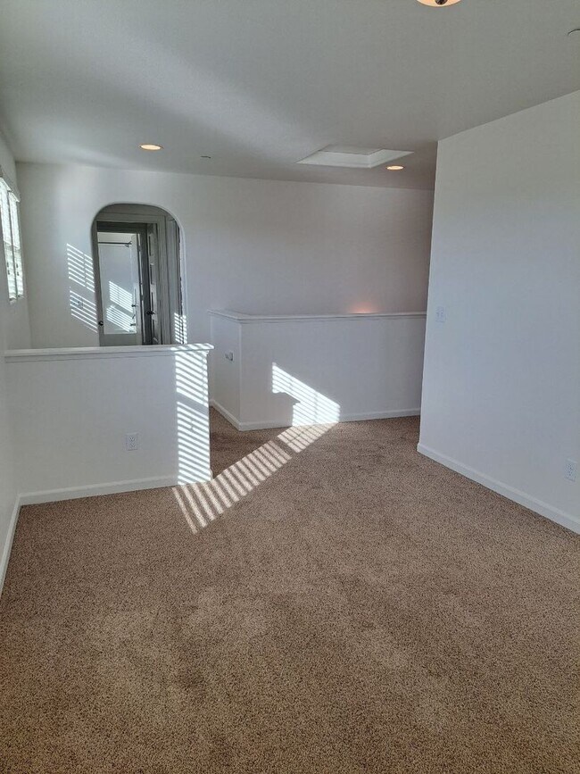 Building Photo - 1504 N Vanguard Way