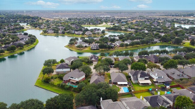 Building Photo - 25910 N Lakefair Dr