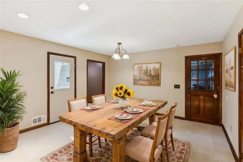 Building Photo - 1616 Maple Ridge Dr