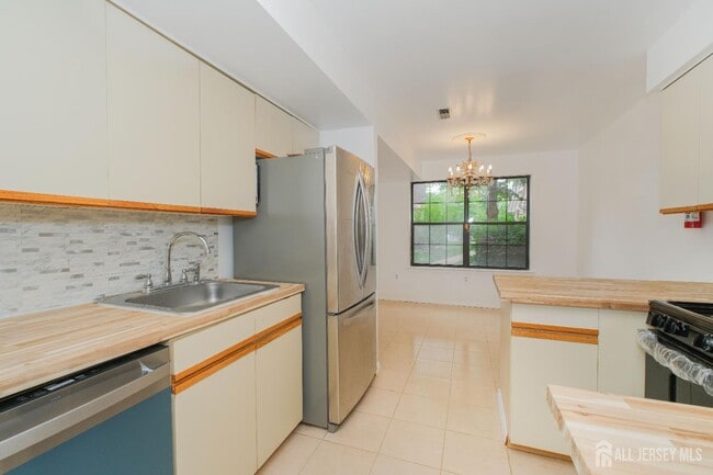 Building Photo - 402 Hidden Village Dr