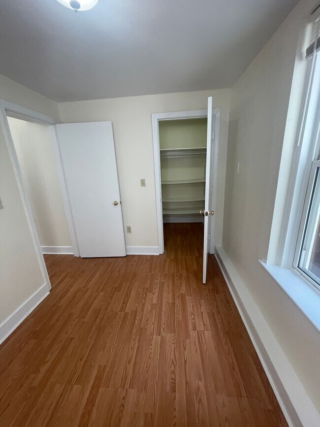Building Photo - Renovated 1  bed , Sunny and Spacious, Utilities and laundry Inc Close to train 1 free Month