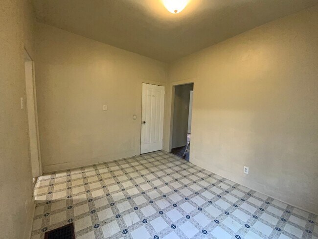 Building Photo - 3-Bedroom, 1-Bathroom Home – $950/Month - MISHAWAKA