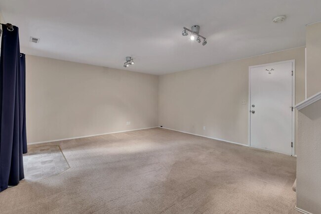 Building Photo - Spacious 3BR Home w/ Large Fenced Yard in Prime Woodinville Location