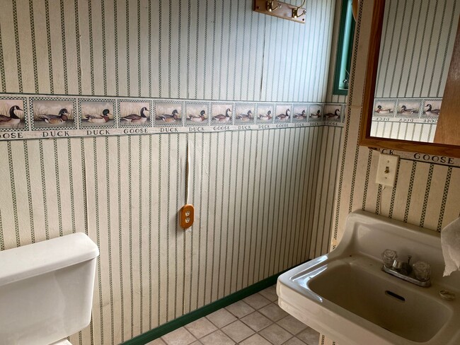 Building Photo - 3 Bedroom 2 Bath in Mature Neighborhood fo...