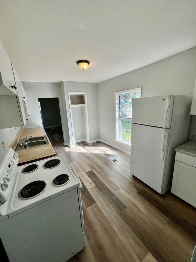 Building Photo - 3BR/1BA with HUGE Backyard, LVT Wood Floor...