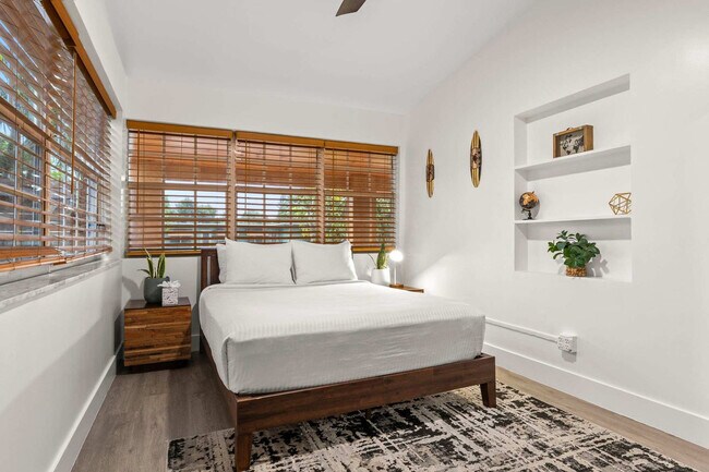 Building Photo - 1425 NE 5th Terrace