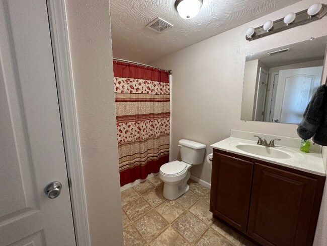 Building Photo - 15640 Top Dr