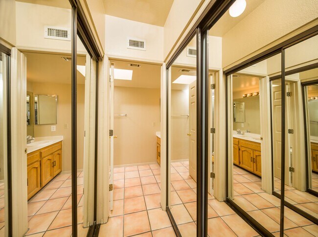 Building Photo - 2BR-2BATH  IN SOUGHT AFTER TWELVE HUNDRED ...