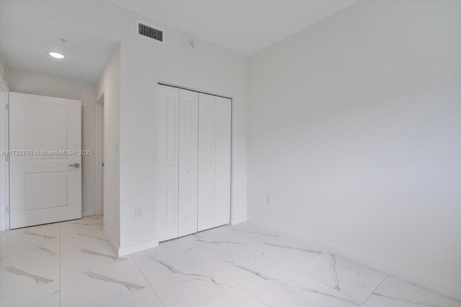 Building Photo - 420 SW 7th Ave