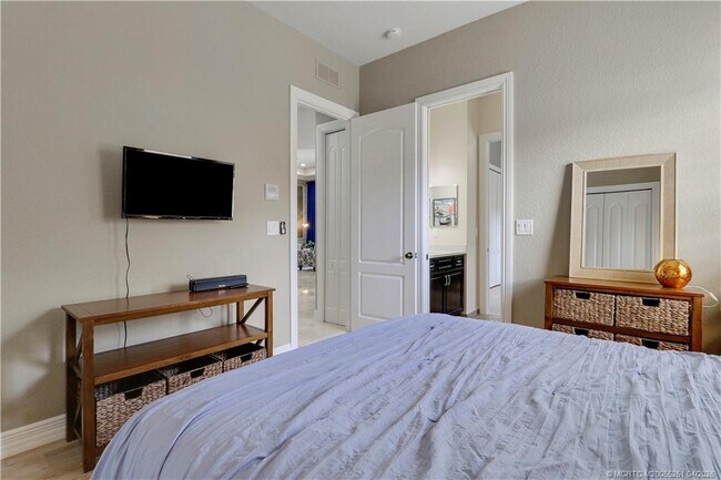 Building Photo - 5628 SW Gray Fox Dr