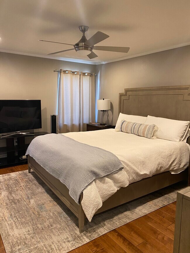 Building Photo - 500 S Oak Knoll Ave