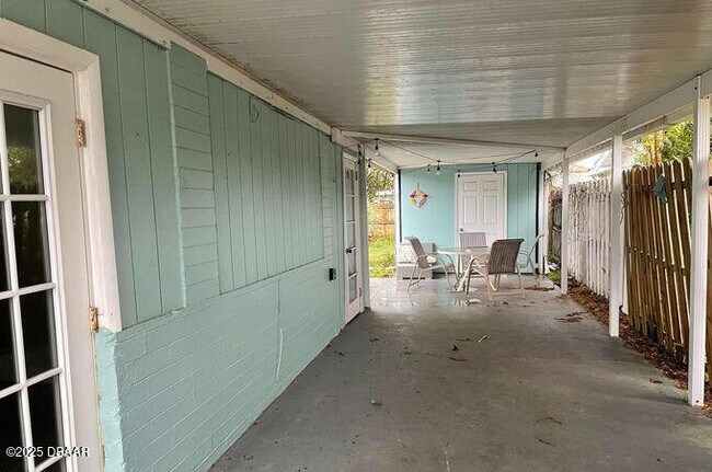 Building Photo - 66 River Dr