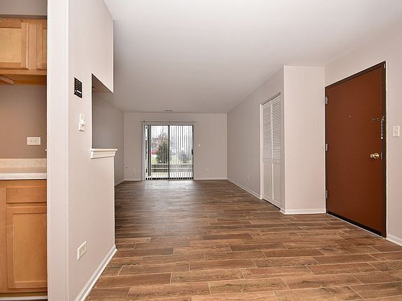 Building Photo - "Charming 2-Bedroom Oasis with 2 Full Bath...
