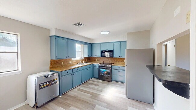 Building Photo - "Charming 3-Bedroom Retreat on Edgewater D...
