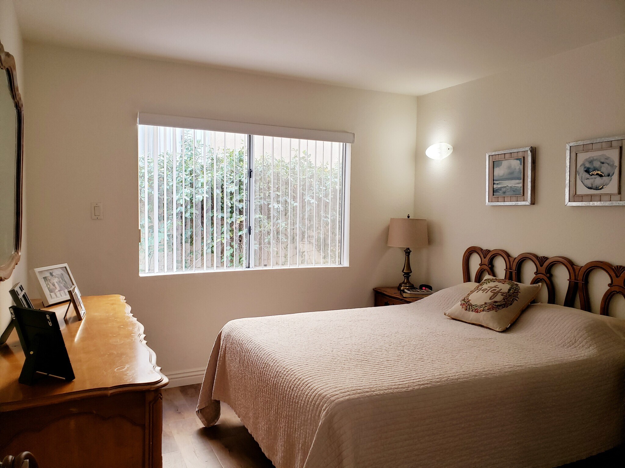 Building Photo - 557 W Stocker St