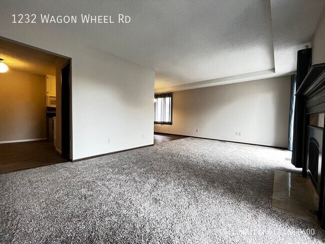 Building Photo - 3 Bed 3 Bath Townhome - 2 Car Attached Gar...
