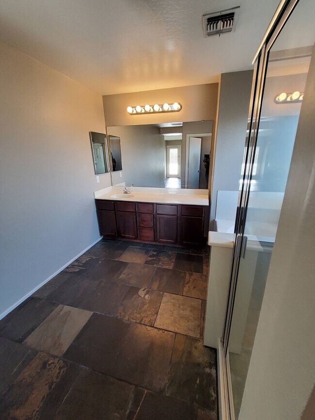 Building Photo - Newer Phoenix Home