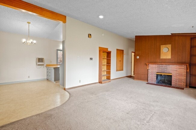 Building Photo - 4+ bed 2 bath available center of campus v...