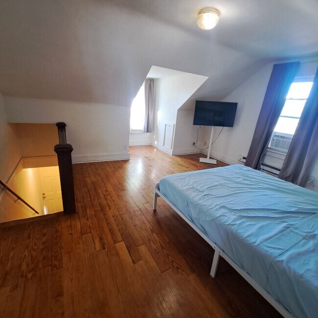 Building Photo - 9002 CHESA