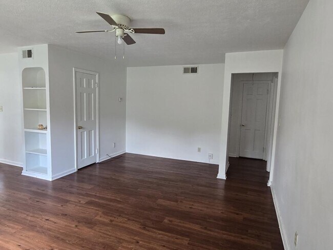 Building Photo - 2553 Greenvale Rd
