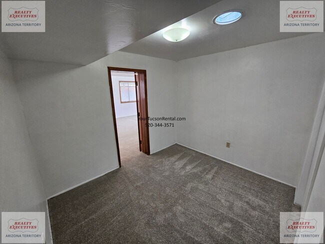 Building Photo - Grant & Silverbell Rd 3/1.5 with A/C $500 Security Deposit