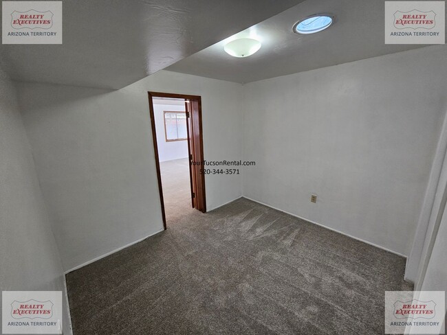 Building Photo - Grant & Silverbell Rd 3/1.5 with A/C