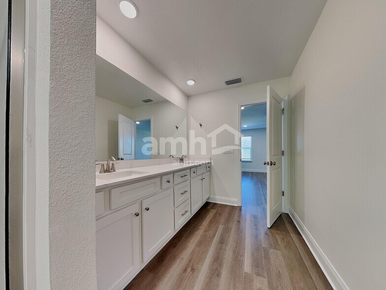 Building Photo - 2508 Feather Crst Dr